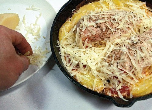 Куриные грудки, запеченные в сливках под сыром.Ингредиенты:- Куриное филе- 2 зубчика чеснока, ... - 3