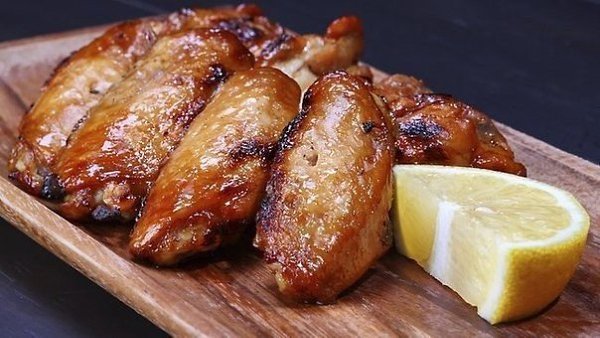 КУРИНЫЕ КРЫЛЫШКИ (запеченные в лимонном сиропе).Ингредиенты:Крылья куриные - 500 гСахарный песок - ...