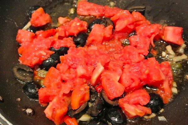 Спагетти с соусом из оливок, помидоров и каперсов.Ингредиенты:Спагетти — 600 гМасло оливковое по ... - 6