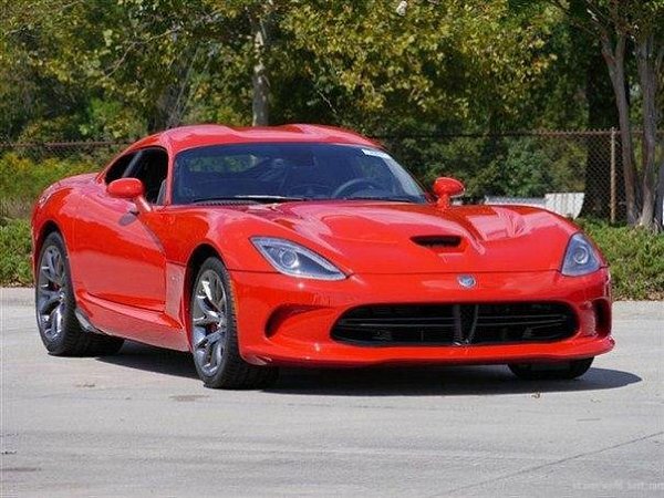 Dodge Viper.Двигатель: 8,4L V10Мощность: 640 л.с.Крутящий момент: 810 НмКоробка передач: МКП-6Разгон ...