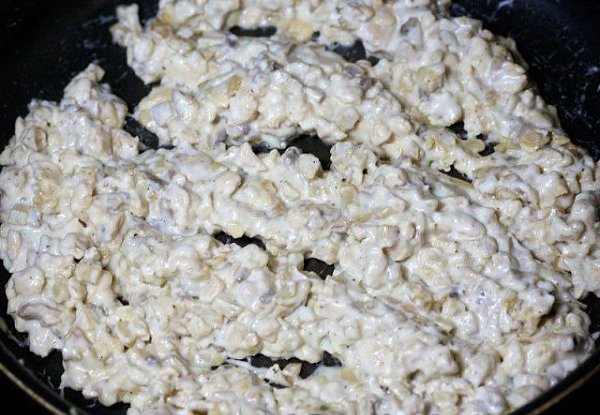 Шампиньоны с курицей и сыром.Ингредиенты:Куриное филе — 500 гФета — 60 гБольшие свежие шампиньоны — ... - 6