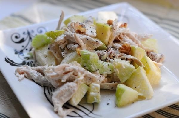 Вальдорфский куриный салат.Первое впечатление, когда ложка этого салата попадает в рот, это свежесть ...
