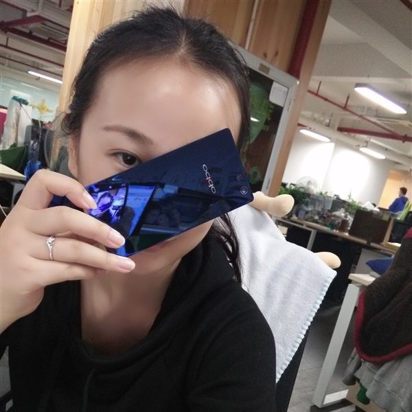 В чем необычность стеклянной задней крышки смартфона Oppo R1C? ...