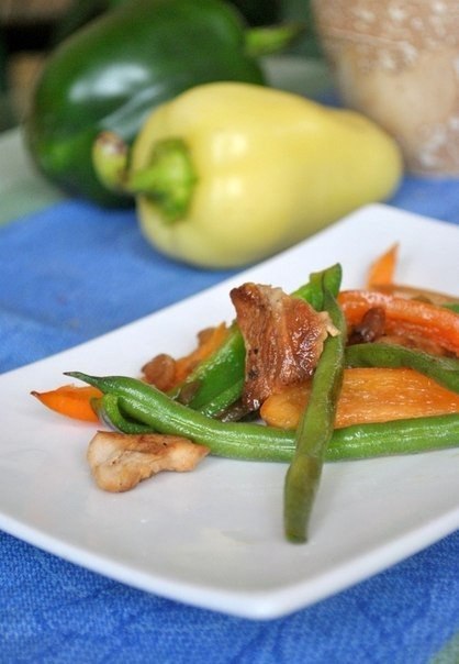 Тёплый салат с курицей, перцем и стручковой фасолью. 67ккал на 100г Состав: 500 гр стручковой фасоли ...