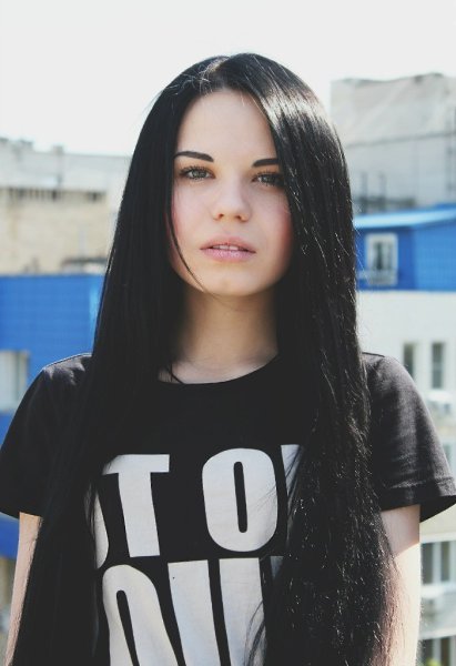 Говорят, когда ночью не можешь уснуть, значит ты кому то снишься. Я не пойму - кто уже месяц там ...