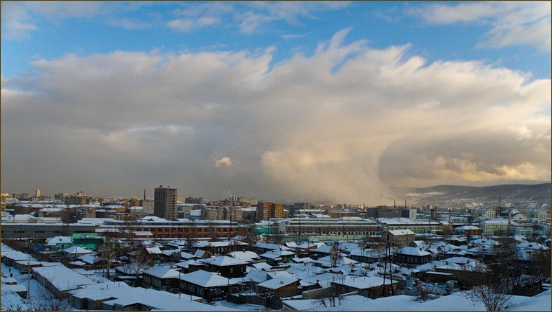В городе красноярске на неделю. Снеговые тучи. Снеговые тучи какие. Снеговые тучи со снегом фото погоды. Город накрыло тучами Барнаул.