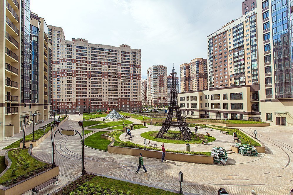 Paris санкт петербург. Маленький Париж Санкт-Петербург пр.Космонавтов. Парижский дворик на проспекте Космонавтов. Проспект Космонавтов 63 Санкт-Петербург Эйфелева башня. Проспект Космонавтов, 63к1.