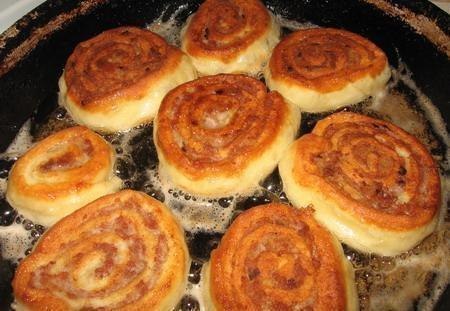 ШАНЕЖКИ С МЯСОМ! Ингредиенты: 250 г творога, 2 яйца, 1 ч.л. соды гашен. уксусом, 2 стакана муки, 2 ...