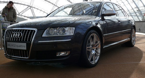 Audi A8L W12 quattro.