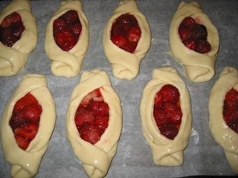 Булочки с клубникой.Ингредиенты:тесто200 мл. теплого молока1 чайная ложка с горкой сухих дрожжей (я ... - 6