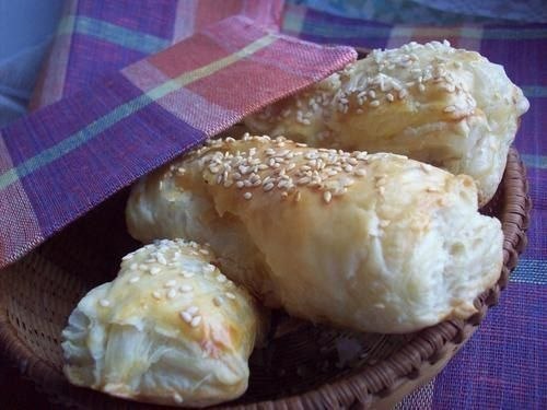 Слоеные булочки с сыром и мясом.Ингредиенты:- слоеное тесто (400 г.)- сыр твердый и мягкий (100 г.)- ...