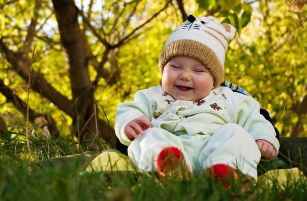 Говорят дети:).В семье ждут прибавления. Лиза (5 лет) спрашивает маму:— А что это у тебя живот всё ...