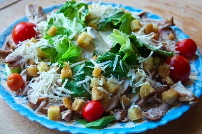 Салат с курицей.Небольшой багет, можно вчерашнийОливковое масло — 3 ст. л.Куриные грудки — 5 ...