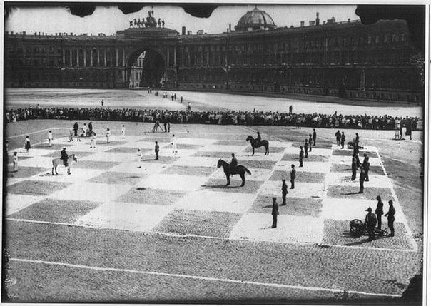 20 июля 1924 года на Дворцовой площади в Ленинграде разыграли партию Красная Армия (чёрные) и ...