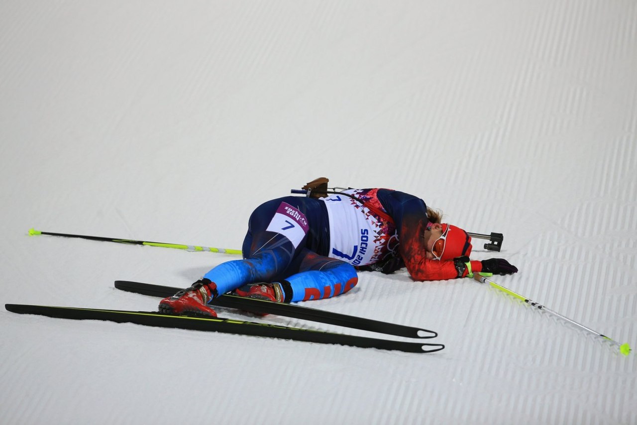 Упавший лыжник. Шумилова биатлонистка. Лыжи биатлониста.