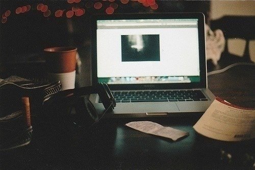 Интернет, он не сближает. Это скопление одиночества. Мы вроде вместе, но каждый один. Иллюзия ...
