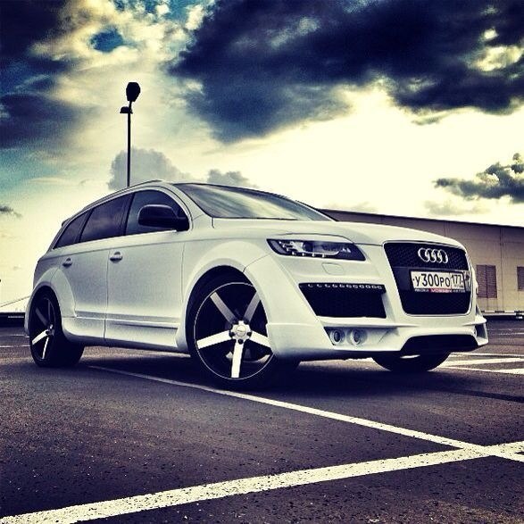 Audi Q7.   .