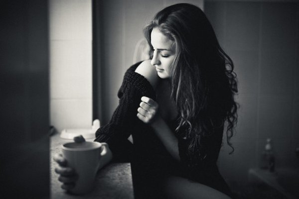 А я не жду уже звонка из прошлого, Хватило этих слов сполна! Не называйте меня, люди, брошенной. ...