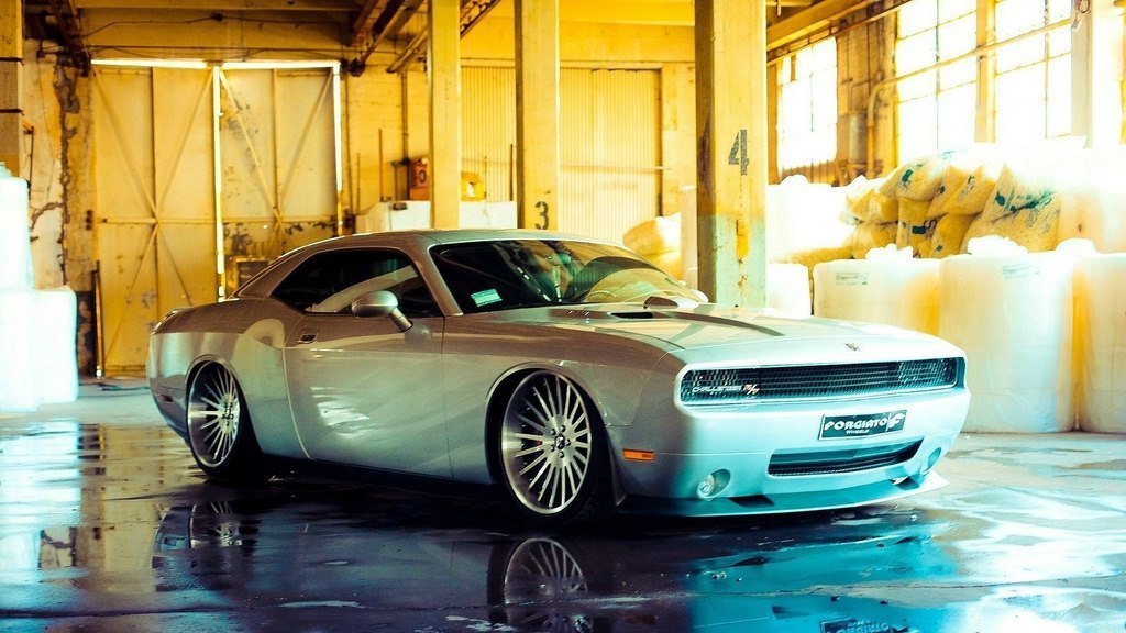 Dodge Challenger.   -. - 9