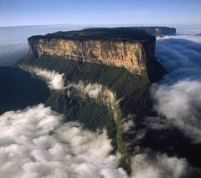 Самый высокий водопад гвианском плоскогорье. Гора Рорайма, Южная Америка. Венесуэла плато Рорайма. Столовая гора Рорайма. Столовые горы Тепуи в Венесуэле.