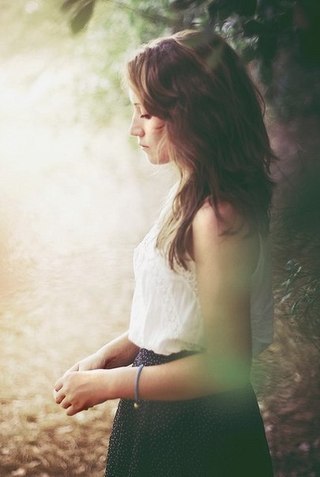 В этих глазах не увидишь нежности, В этих глазах воцарилась осень. Ты не заметил в своей поспешности ...