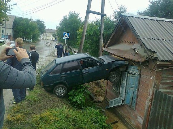 Машина не вписалась в поворот и въехала в старенький дом. На печке сидит офигевшая бабуля и лузгает ...