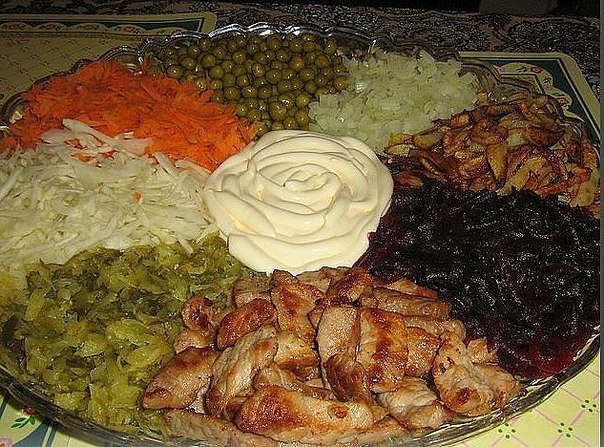 Салат "Осиное гнездо". Ингредиенты: Свинина Горошек консервированный Картофель Свекла ...