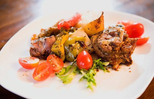 Баранина в духовке с овощами и картофелем.Ингредиенты:Нам понадобилось:1кг баранины на косточках1кг ...