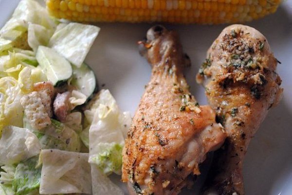 Куриные ножки с пармезаном и чесноком.Ингредиенты:Сушеное орегано - 1 чайная ложкаСушеный розмарин - ...