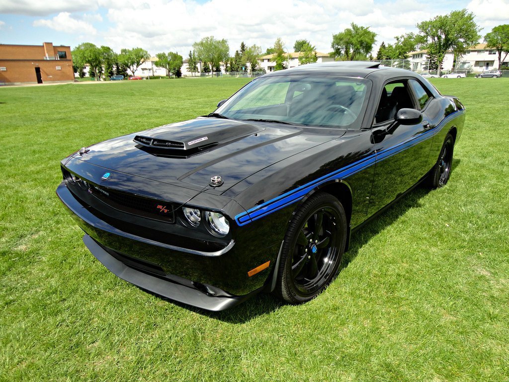 Dodge Challenger.   -. - 8