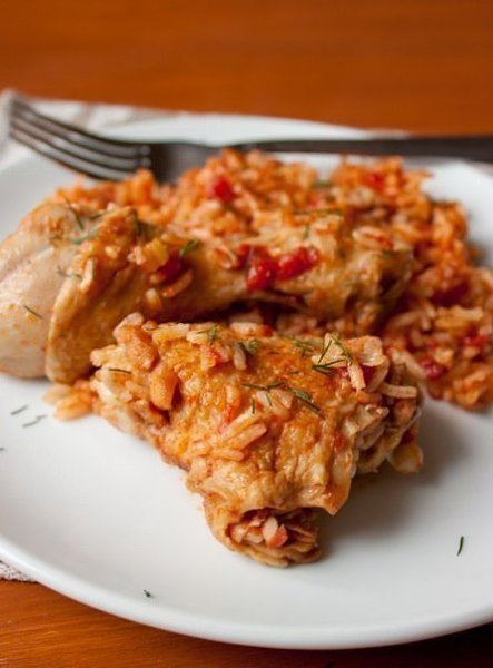 Курица с рисом в томате.Ингредиенты: - 6 окорочков- 2 крупных сладких перца- 1 крупная луковица- 2-3 ... - 2