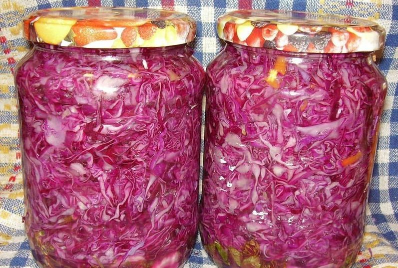 Маринованный капуста на зиму рецепты приготовления. Квашеная краснокочанная капуста. Красная квашеная капуста. Краснокочанная капуста на зиму. Квашеная капуста со свеклой на зиму.