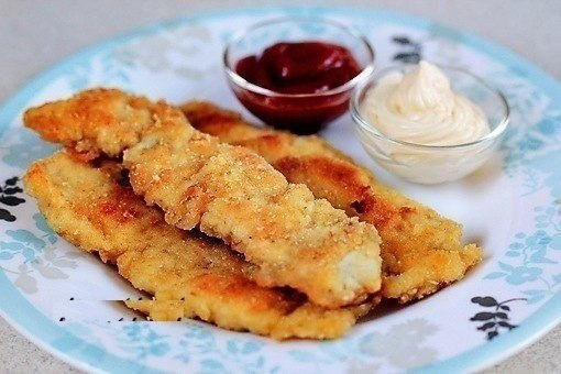 Хрустящие куриные палочки.Ингредиенты:?2 куриных грудки, ?? стакана муки,?2 яйца, ?125 гр ...