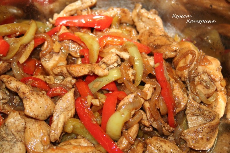 Курица жареная с овощами.500 г филе курицы, нарезать тонкими полосками или кубиками2 ст л масла1 ...