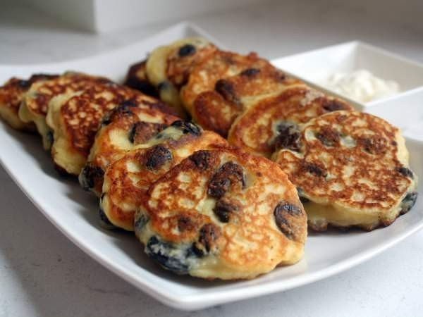 Вкусные сырники из творога с изюмом.Ингредиенты:Сыр Рикотта - 425 гПшеничная мука - 0,75 чаш.Яйцо ...