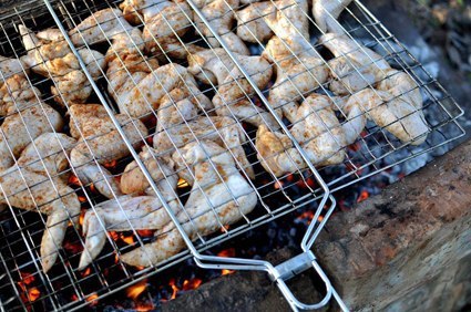 Рецепт приготовления куриных крыльев на открытом огне. Быстро, просто и очень вкусно. Ингредиенты: ...