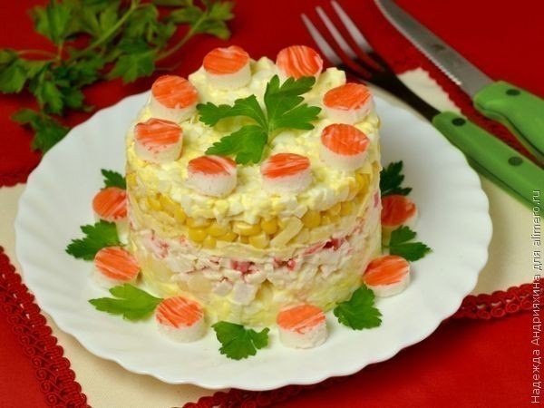 Салат с крабовыми палочками и ананасами. Ингредиенты: -400 г крабовых палочек, -4 яйца, -0,5 банки ...