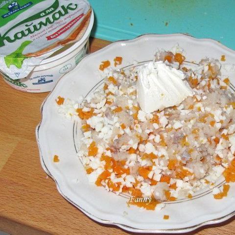 Рулетики из сельди с форшмаком.Ингредиентыфиле сельди — 2 шт.яйцо — 1 шт.морковь — 30гсливочное ... - 4