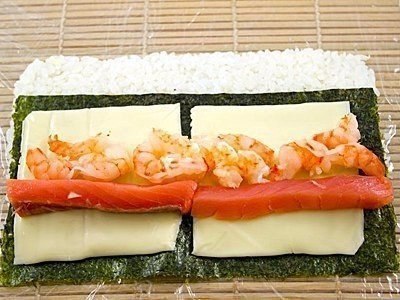Роллы с семгой и креветками.Ингредиенты:- 300 грамм риса (готового для суши)- семга или лосось- ... - 4