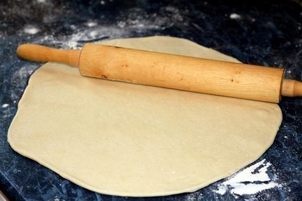 Тонкое тесто для пиццы.Очень эластичное и тонкое.Вам понадобится:Мука (сколько муки, столько и теста ...