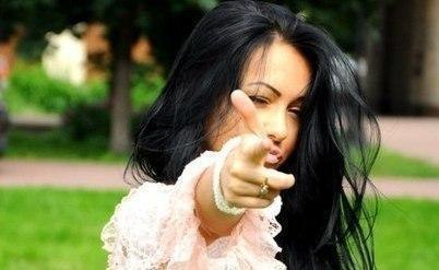 Мне очень не нравятся высокомерные люди, которые ставят себя выше других. Так и хочется дать им ...