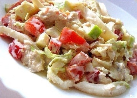 Салат с пекинской капустой, курицей и кальмарами.Состав:Отварное куриное филе - 300гБолгарский перец ...