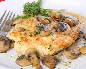 Куриная отбивная с грибами - диетическое блюдо для романтического ужина. Хорошо сочетается с белым ...