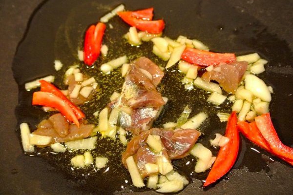 Спагетти с соусом из оливок, помидоров и каперсов.Ингредиенты:Спагетти — 600 гМасло оливковое по ... - 4