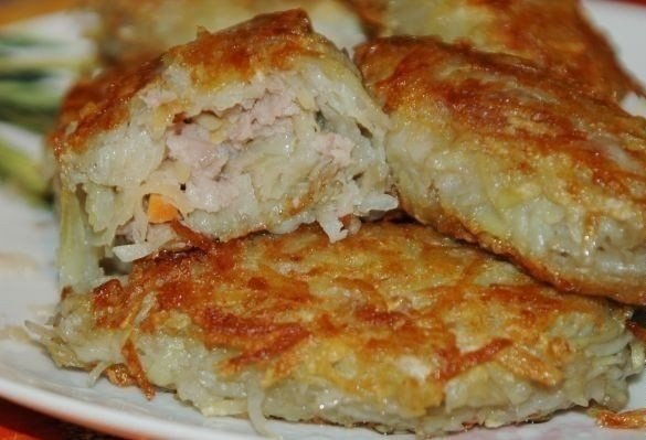 Картофельные зразы с мясным фаршем.Ингредиенты:картофель1 морковь1 лук репчатыймясной фарш1 ...