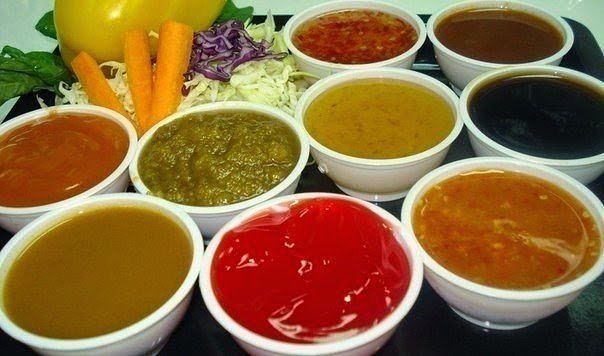 Соусы к мясным блюдам. Ингредиенты: 2 ст.л. майонеза 2 ст.л. кефира 1 ст.л. сметаны 2 зуб.чеснока ...