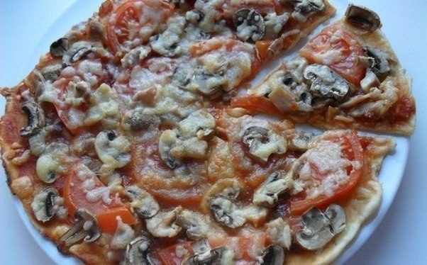 Диетическая пицца с курицей и грибами.Ингредиенты (на 8 порций):Калорийность на порцию: 81 ккалМука ...