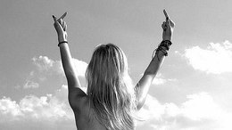 И нет во мне ни капли злости... Есть только гордость и харизма! А за спиной пусть моют кости... Зато ...