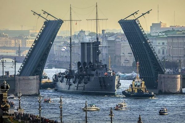 Потрясающий кадр.21.09.14, крейсер «Аврора» буксируют в Кронштадт для проведения реставрации.