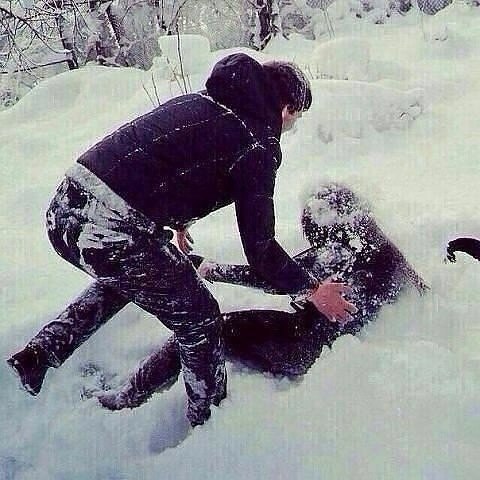 Любовь - это ты кинула ему снежок, а он тебя в сугробе закопал..))